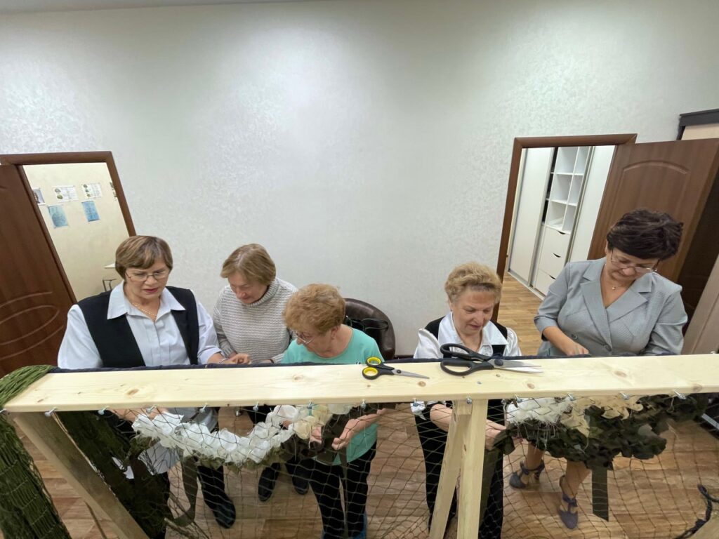 «Фабрика для СВОих» в Благовещенске мастерит сухой душ и тактические носилки