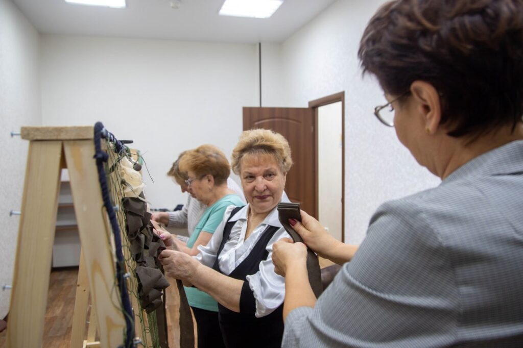 «Фабрика для СВОих» в Благовещенске мастерит сухой душ и тактические носилки