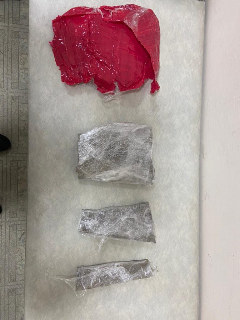 Амурские пограничники нашли контрабанду под одеждой у иностранки