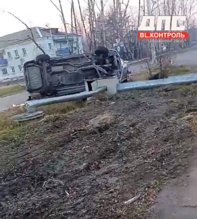 Лег на бок: в Завитинске столкнулись две иномарки