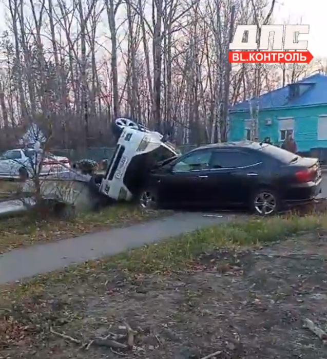 Лег на бок: в Завитинске столкнулись две иномарки