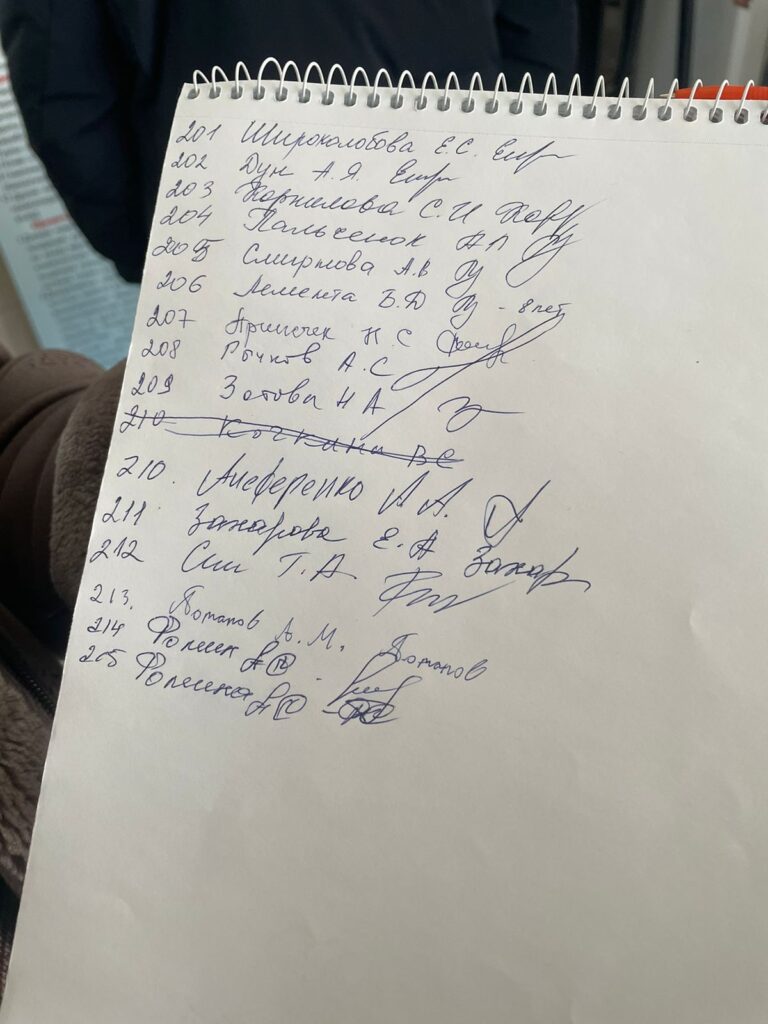 «Люди в обмороки падают»: очевидцы о том, что происходит на таможне Хэйхэ