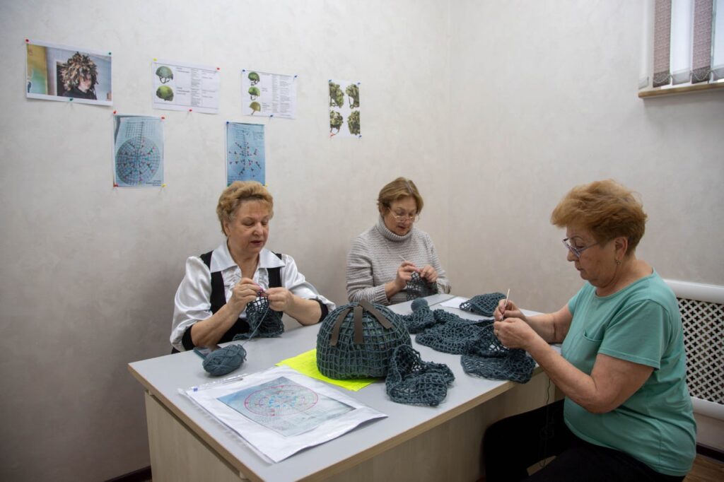 «Фабрика для СВОих» в Благовещенске мастерит сухой душ и тактические носилки