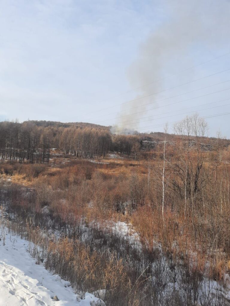 «В горле першит, глаза слезятся»: Тынду заволокло дымом от горящей свалки