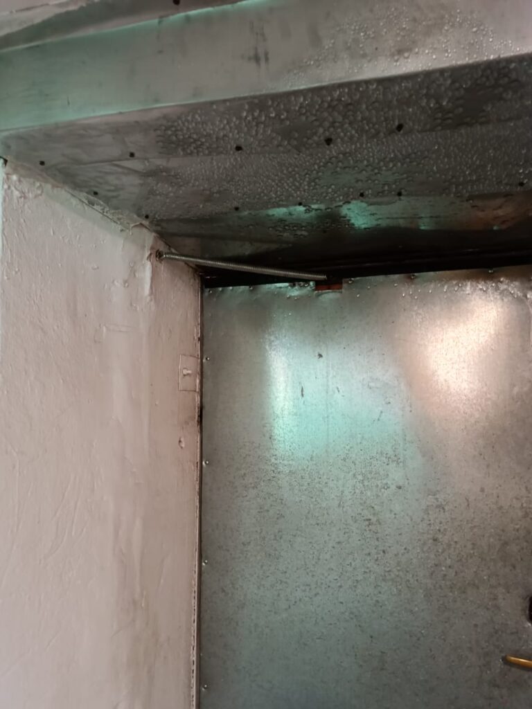 Дело о неуловимом конденсате, или Почему благовещенцы вынуждены в шесть утра снимать подъезд на видео