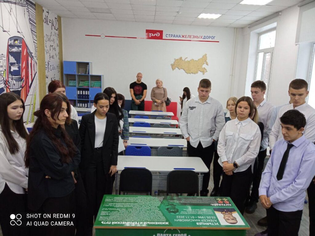 В Тынде открыли памятную доску и парту Героя