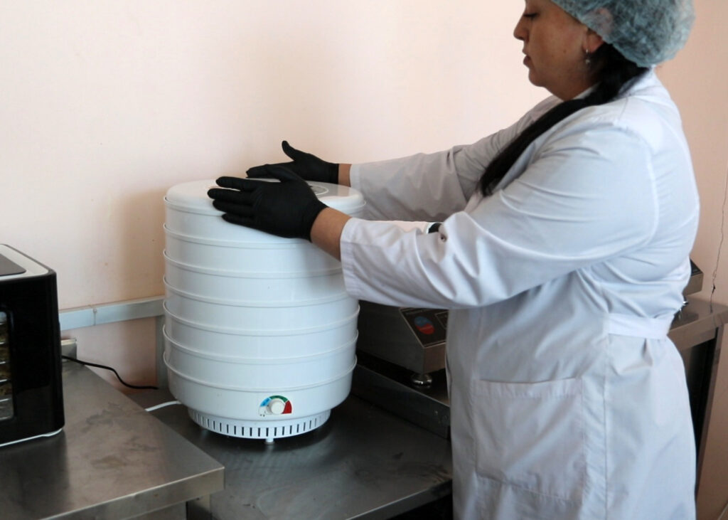 Амурские волонтеры готовят борщи и пекут пряники для участников СВО