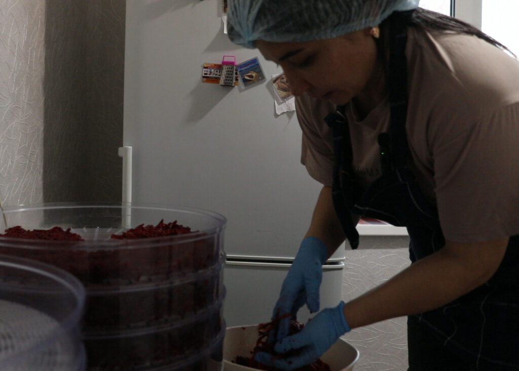 Амурские волонтеры готовят борщи и пекут пряники для участников СВО