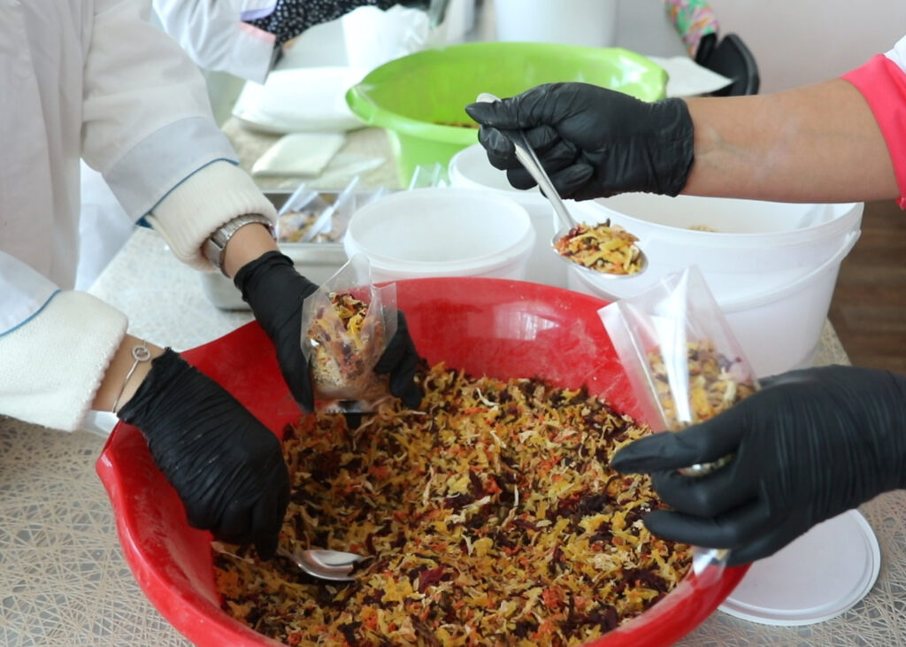 Амурские волонтеры готовят борщи и пекут пряники для участников СВО