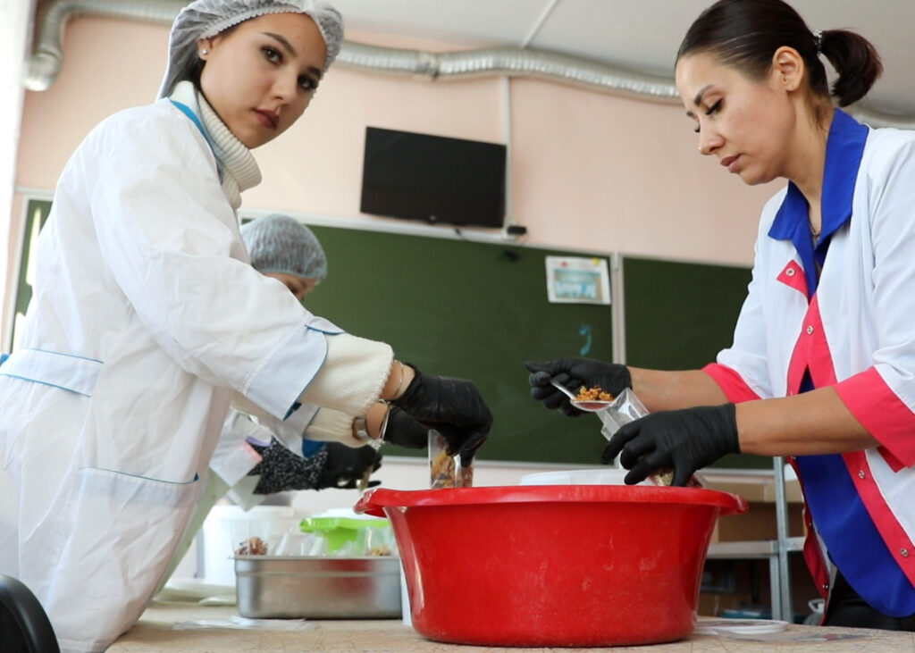 Амурские волонтеры готовят борщи и пекут пряники для участников СВО