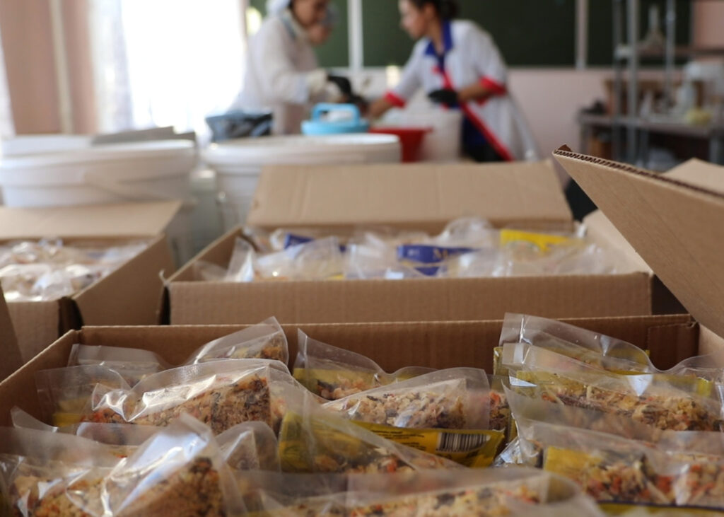 Амурские волонтеры готовят борщи и пекут пряники для участников СВО