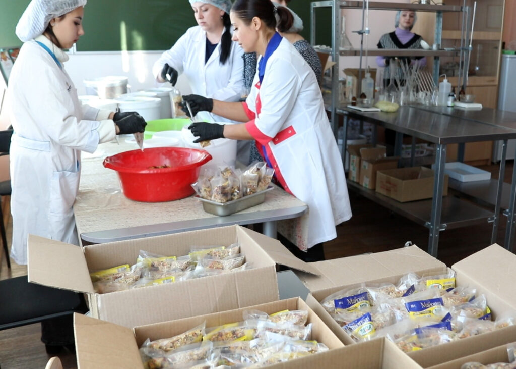 Амурские волонтеры готовят борщи и пекут пряники для участников СВО