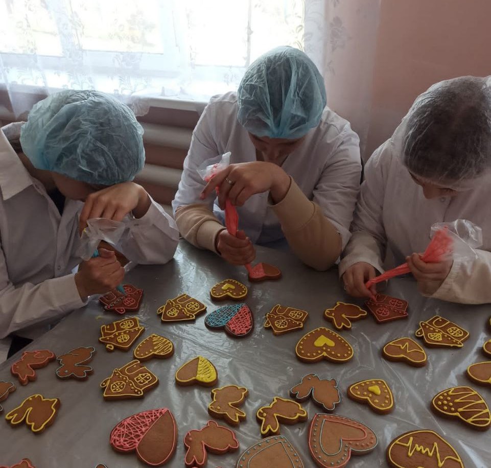 Амурские волонтеры готовят борщи и пекут пряники для участников СВО