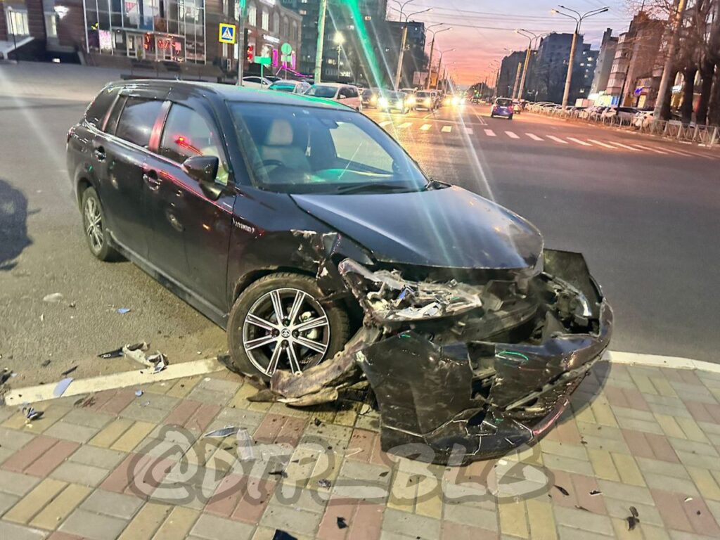 Две иномарки не поделили перекресток в центре Благовещенска