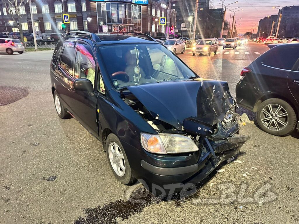 Две иномарки не поделили перекресток в центре Благовещенска