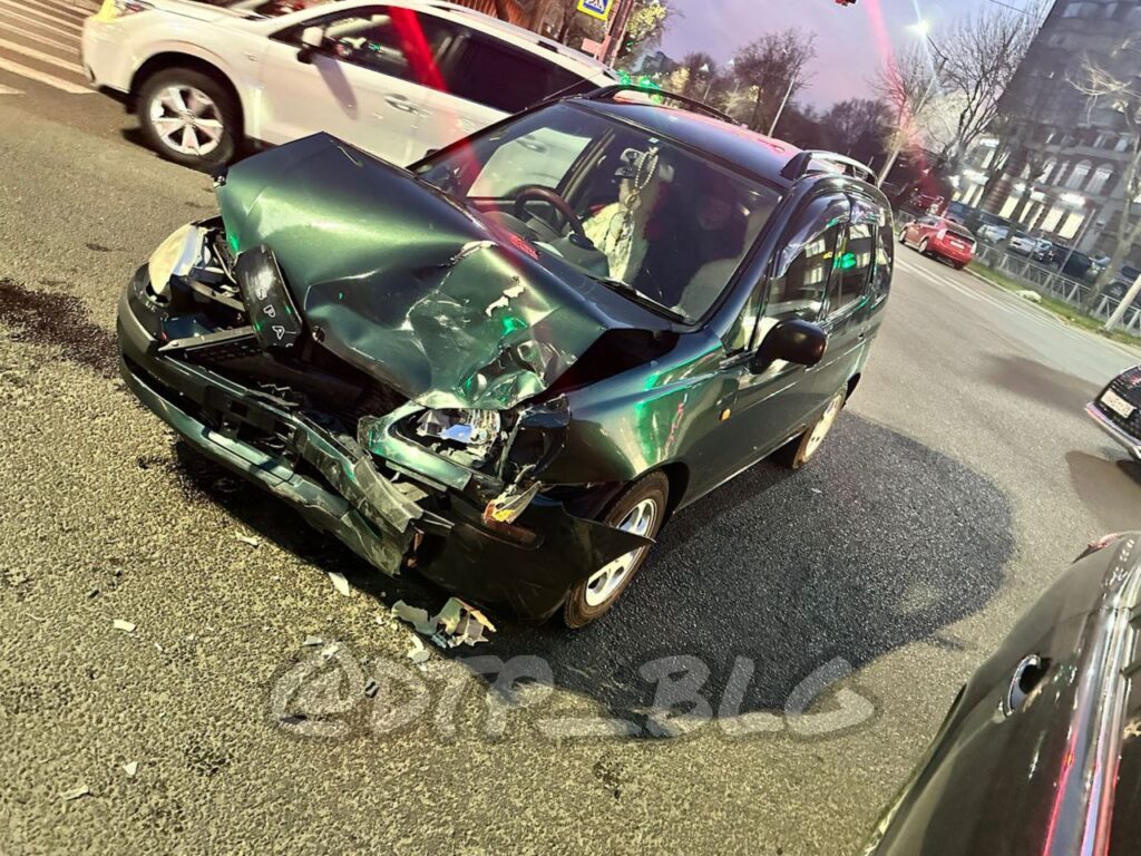 Две иномарки не поделили перекресток в центре Благовещенска