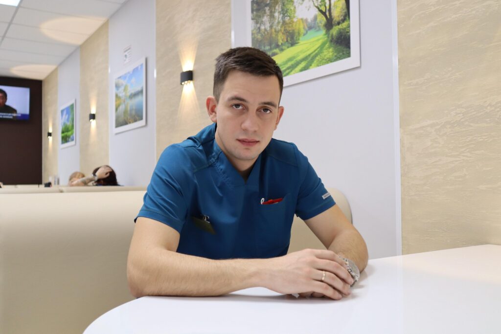 Покорил международный «Некрополь»: в амурском морге работает лучший санитар