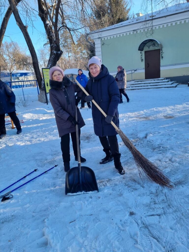 Чистят снег на тренировках