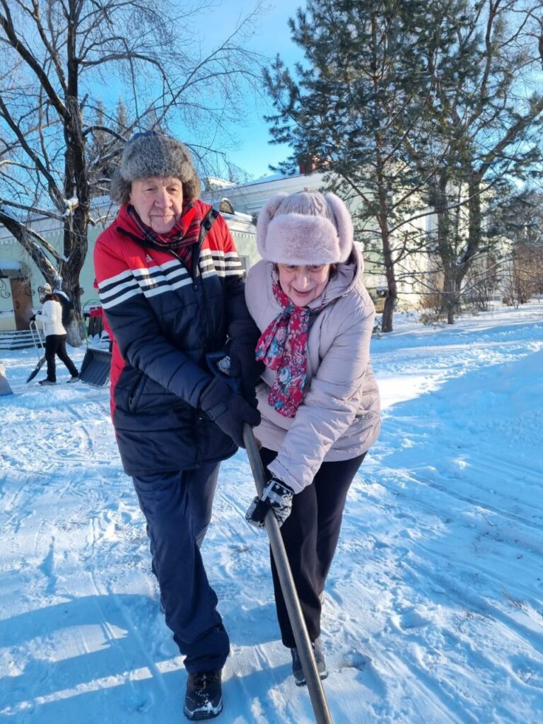 Чистят снег на тренировках