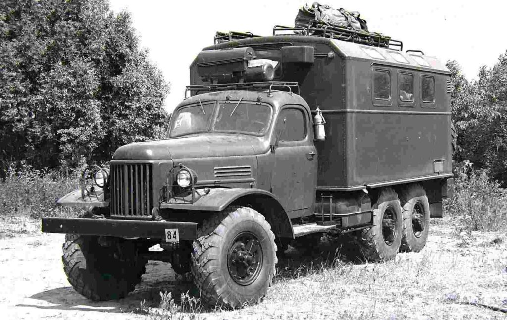 Военный ЗИЛ-157 с кузовом типа кунг - основная техника связистов 