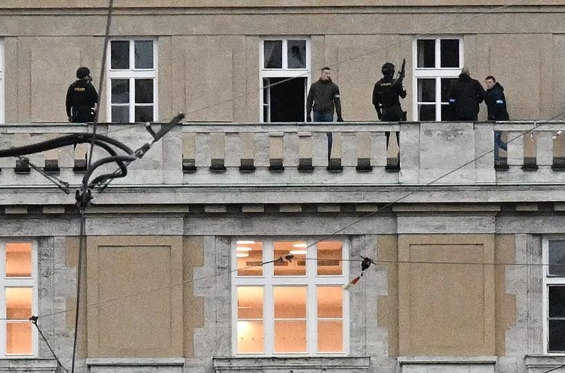 При стрельбе в университете Праги погибли 15 человек