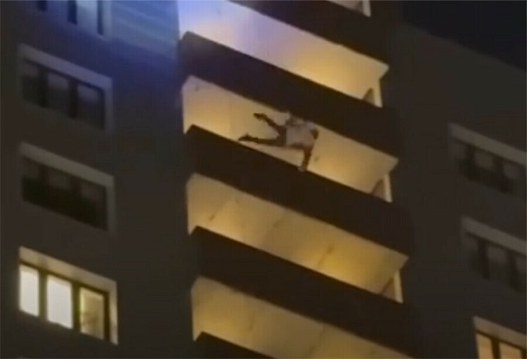 В Челябинске альпинист в костюме Деда Мороза сорвался с 24 этажа на глазах у детей