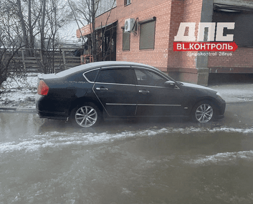 В Благовещенске дорогу залило водой из-за порыва