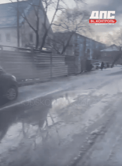 В Благовещенске дорогу залило водой из-за порыва