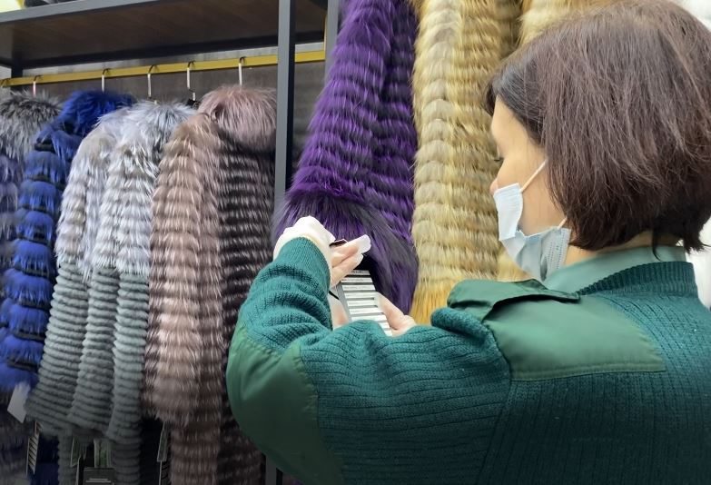 Продавала незаконно шубы
