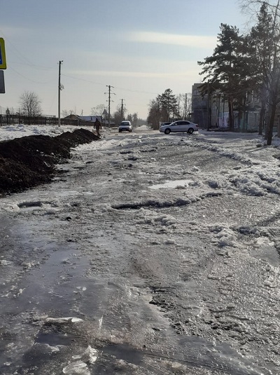 Ледяной аттракцион вырос посреди проезжей части, но жителям амурского села не до веселья