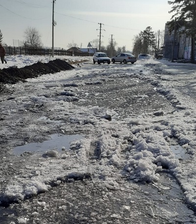 Ледяной аттракцион вырос посреди проезжей части, но жителям амурского села не до веселья
