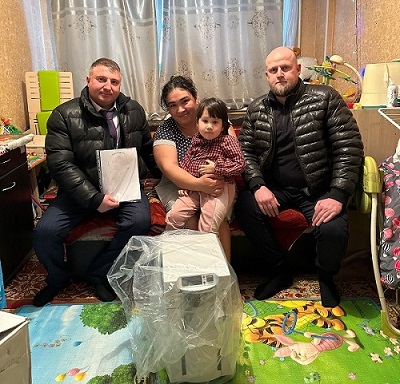 Новогоднее чудо: благотворители приехали в гости к тяжело болеющему ребенку не с пустыми руками