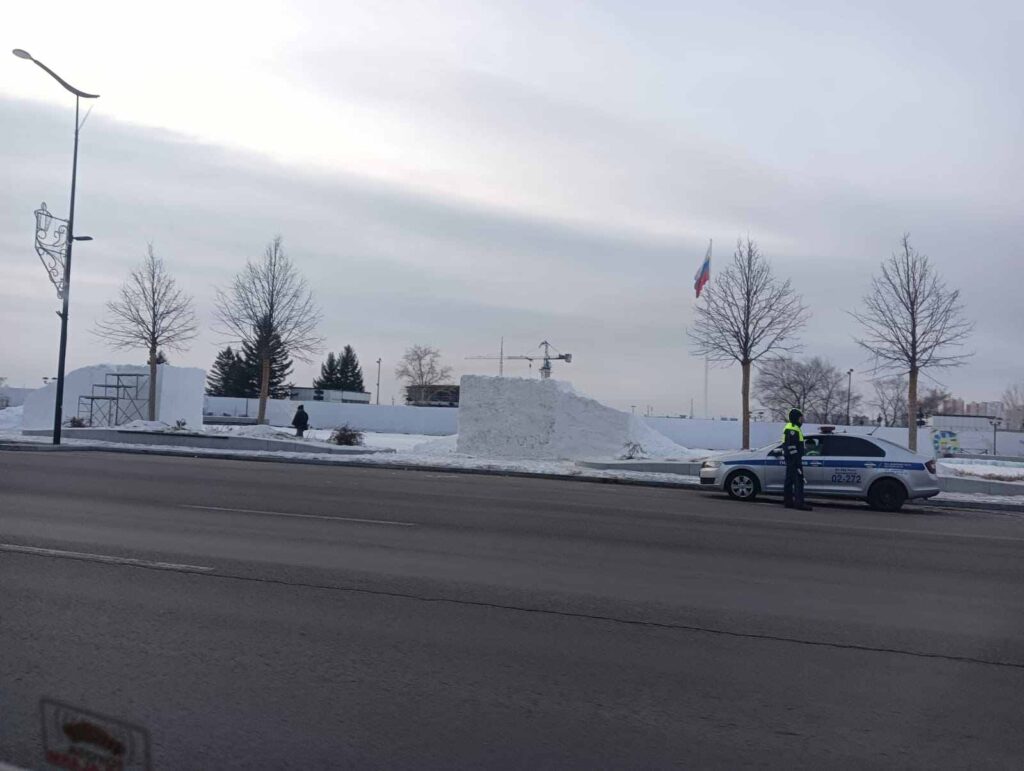 Благовещенцы потеряли снегогенератор на набережной