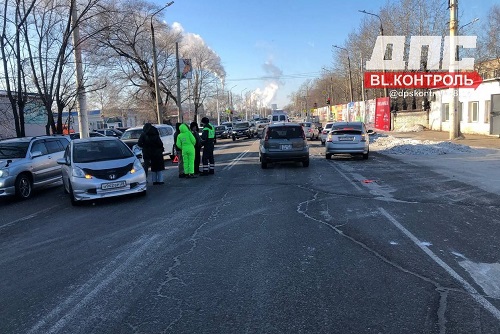 «Почему так скользко?»: благовещенцы нашли причину массовых аварий в городе