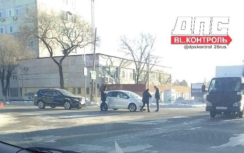 «Почему так скользко?»: благовещенцы нашли причину массовых аварий в городе