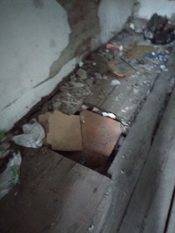 Вместо стекол картон: благовещенцы возмущены работой управляющей компании