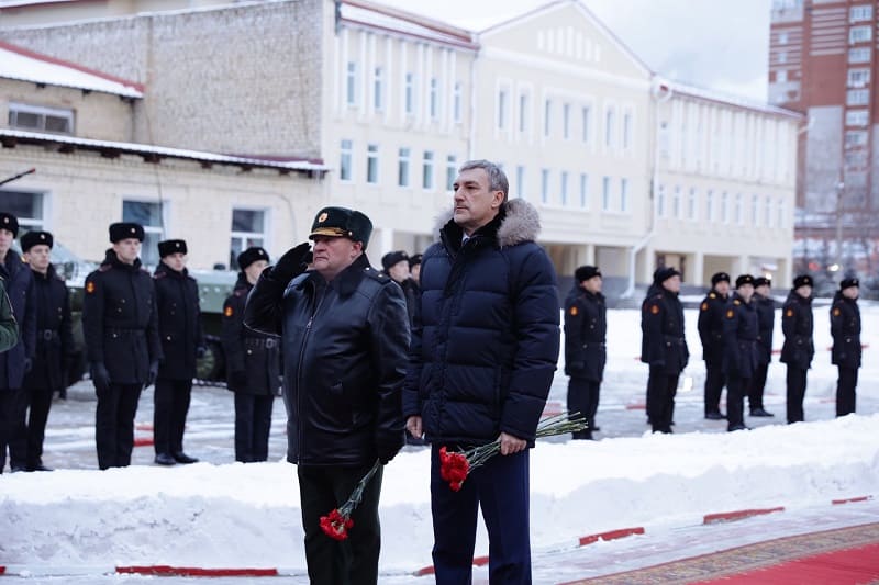 В День Героев Отечества Василий Орлов возложил цветы к памятнику Константина Рокоссовского