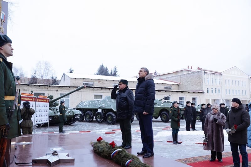 В День Героев Отечества Василий Орлов возложил цветы к памятнику Константина Рокоссовского