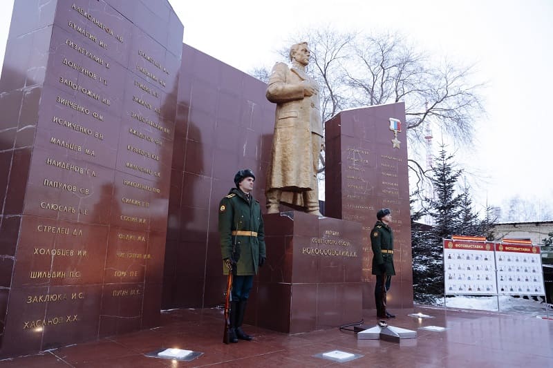 В День Героев Отечества Василий Орлов возложил цветы к памятнику Константина Рокоссовского