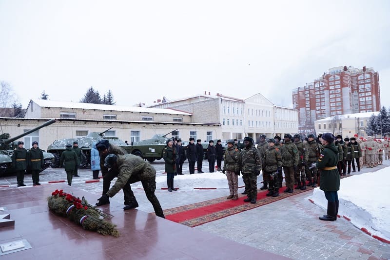 В День Героев Отечества Василий Орлов возложил цветы к памятнику Константина Рокоссовского