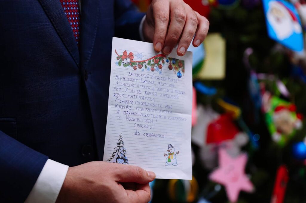 «Дед Мороз исполнит все желания»: волшебники начали открывать письма амурских детей