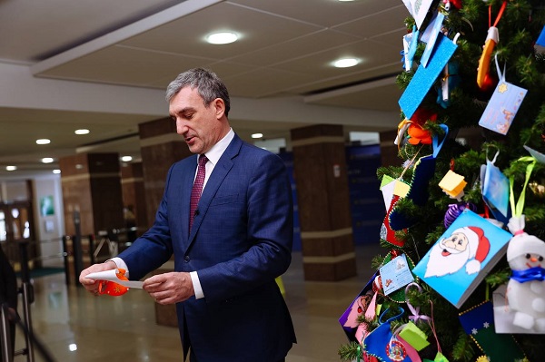 «Дед Мороз исполнит все желания»: волшебники начали открывать письма амурских детей