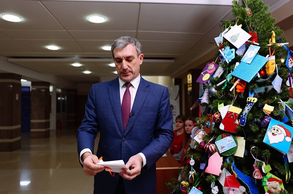 «Дед Мороз исполнит все желания»: волшебники начали открывать письма амурских детей