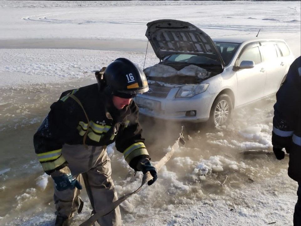 Автомобиль провалился под лёд