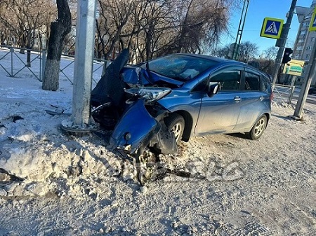 
«Не пропустил и скрылся»: благовещенский водитель помог земляку врезаться в столб

