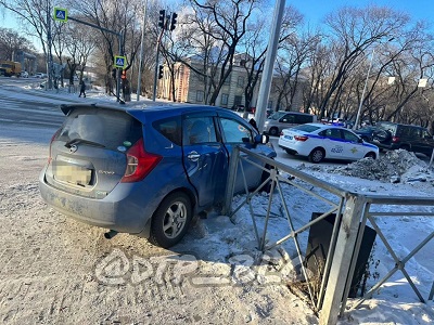 
«Не пропустил и скрылся»: благовещенский водитель помог земляку врезаться в столб


