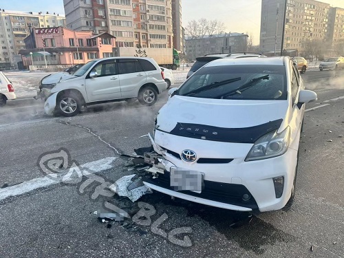 Не обошлось без травм: в соцсетях делятся кадрами с места аварии в Благовещенске