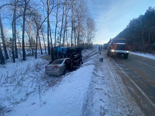 Мужчину зажало грудой металла на амурской трассе: он в больнице