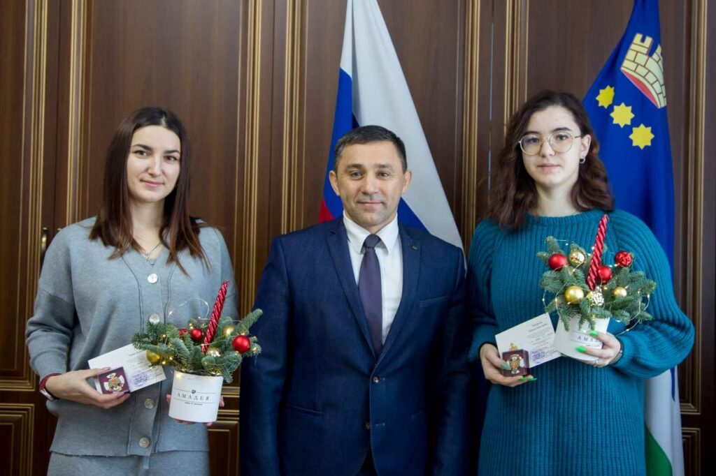 В Благовещенске наградили девушек за спасение людей на воде