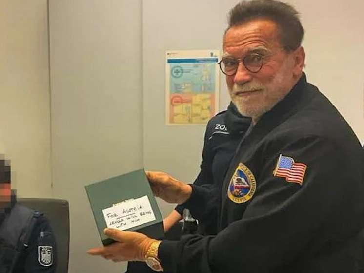 Арнольда Шварценеггера задержали в аэропорту Мюнхена из-за дорогих часов